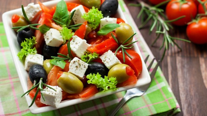 Presentation salade composée; salade de riz originale, la salade grecque 