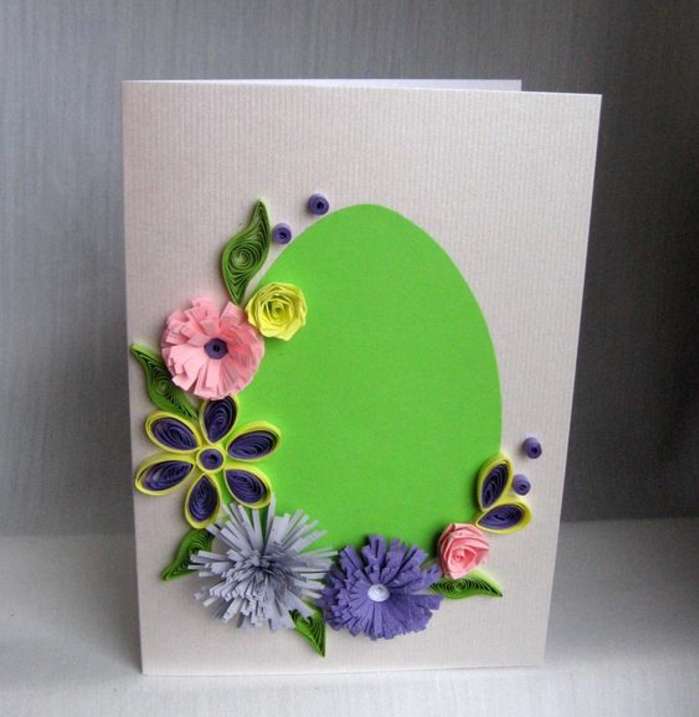 exemple de carte joyeuses paques, oeuf de paques en papier vert, fleurs de printemps en papier, decoration, idée activité manuelle paques