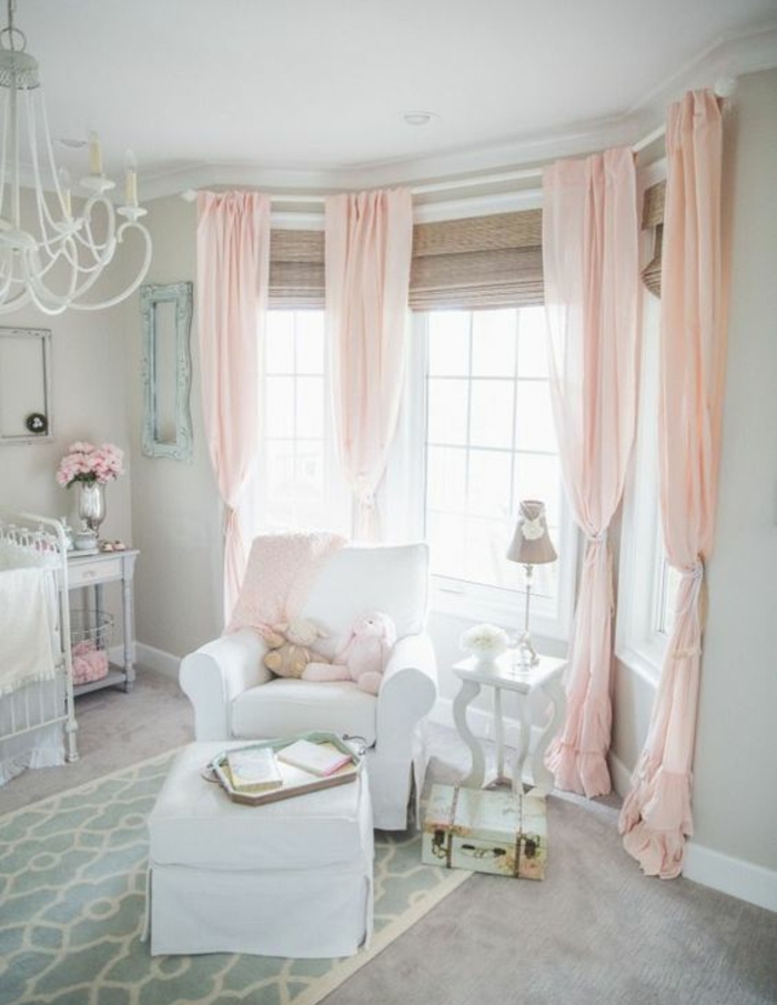 couleur mur gris perle, rideaux rose, canapé, tabouret et lit bébé blanc, tapis vert, chambre vintage chic, moquet gris, chambre rose et gris