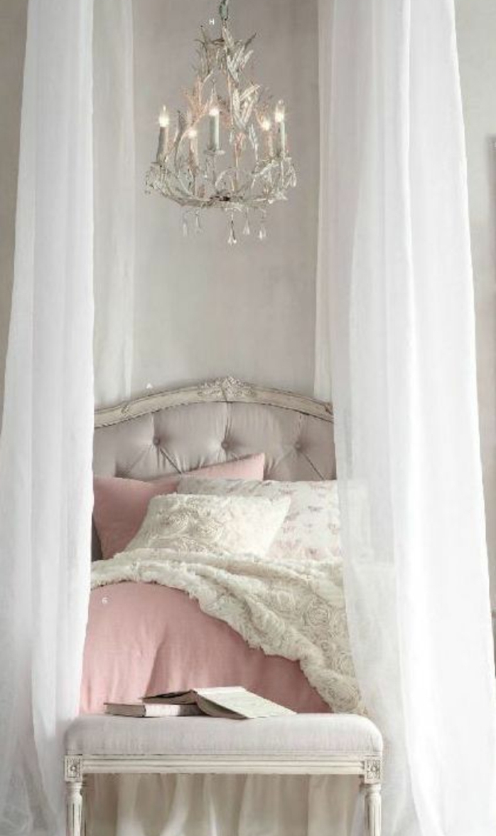 couleur mur grise, lustre design, lit baroquer gris, parure de lit en blanc et rose, bout de lit gris perle, peinture chambre adulte baroque