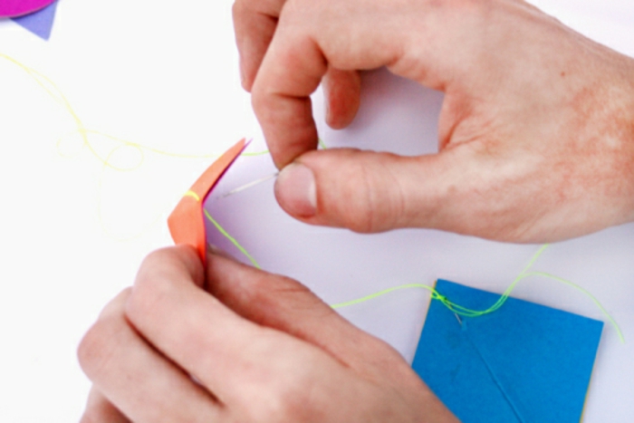 comment fabriquer un mobile bébé géométrique en papier carton coloré, idée déco pour la chambre bébé