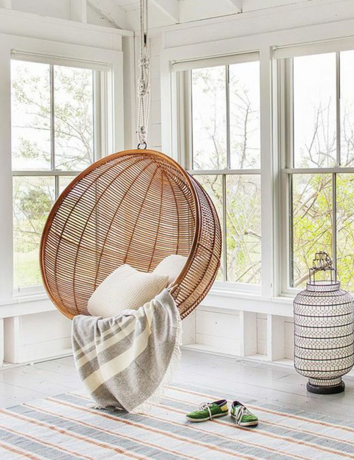 fauteuil balancelle, chaise boule en rotin, fenêtres, jolie lanterne blanche 
