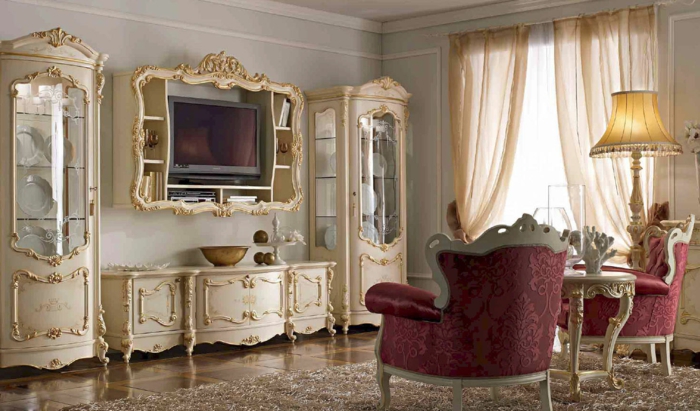 meubles de charme, tapis moelleux, fauteuil baroque en rouge, murs blancs