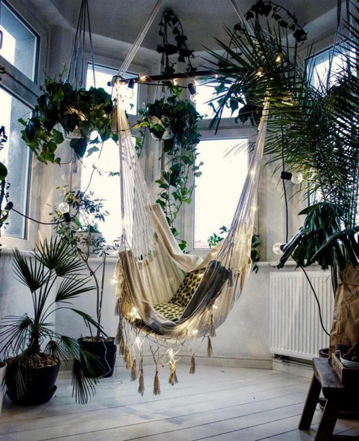 fauteuil suspendu interieur, pièce luineuse, plantes suspendues vertes