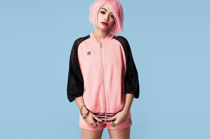 pastel pour cheveux, Rita Ora, tenue sportive en rose et noir, coupe carrée en rose pastel