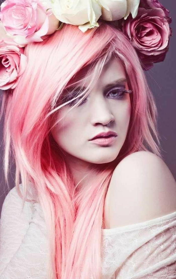 couleur cheveux rose pastel, blouse grise, couronne avec fleurs, maquillage yeux violette, coloration rose