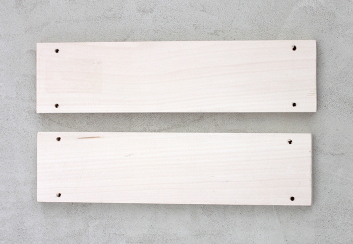 diy facile, tuto deco percer des trous dans les planches en bois, deuxième étape du tutoriel pour fabriquer une etagere suspendue