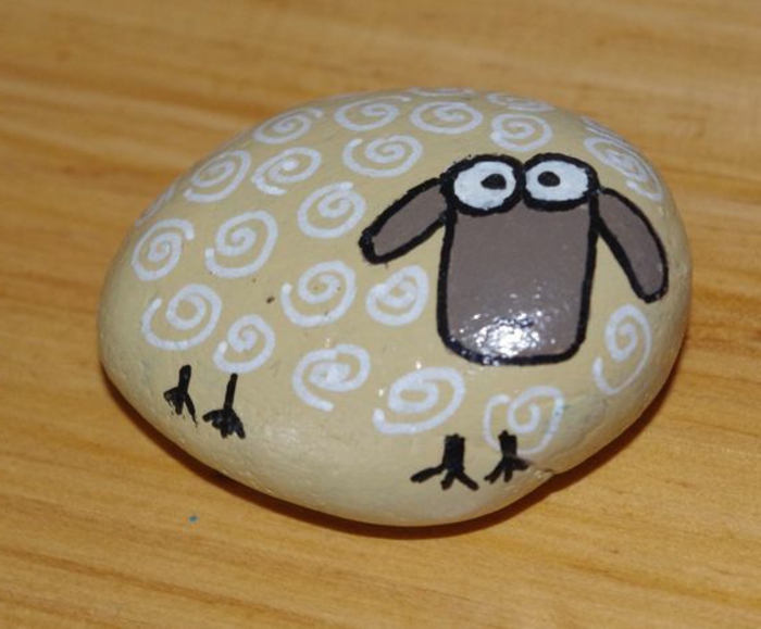 créer des galets décorés, un mouton dessiné 