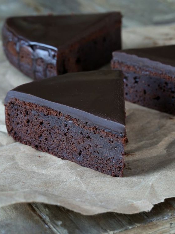 gateau au chocolat sans oeuf, glaçage noir, servi sur papier sulfurisé