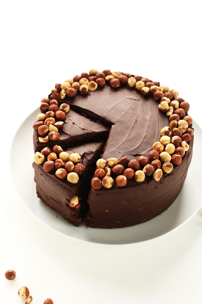 quel gâteau au chocolat sans oeufs, idée recette sans oeufs sucrée, exemple de gâteau au chocolat et noix entier