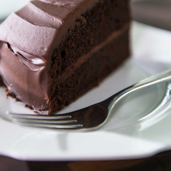recette gâteau sans oeufs au chocolat, dessert facile et rapide sans oeufs au chocolat, morceau gâteau chocolat fait maison