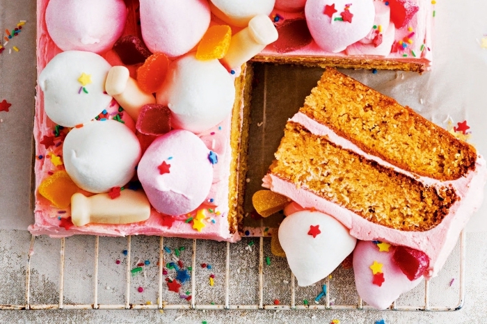 idée gâteau d'anniversaire enfant facile et rapide, comment décorer un gâteau sans oeufs avec meringues colorés