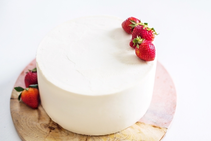 comment décorer un gâteau d'anniversaire avec fondant blanc et fraises, idée recette gateau sans oeuf facile