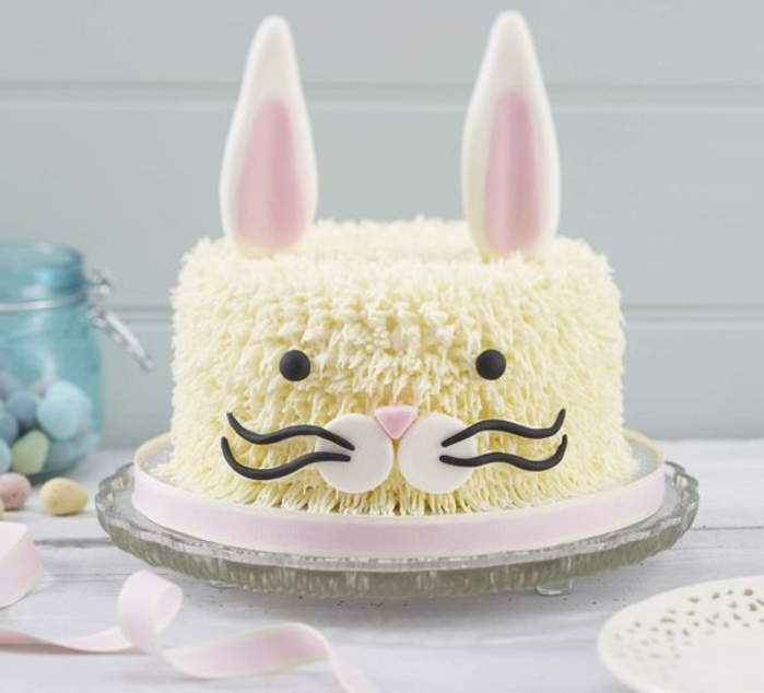 gateau pour paques à la vanille, decoration motif lapin de paques, oreilles et traits de visage en sucre
