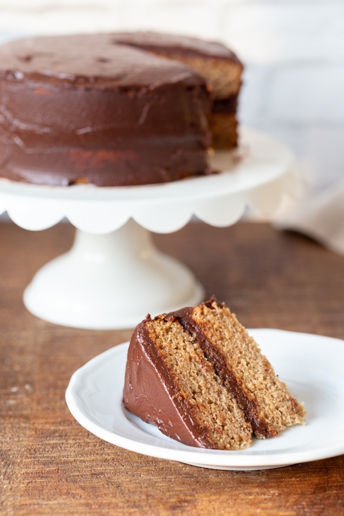 idée recette gateau chocolat sans oeuf, faire un gâteau d'anniversaire moelleux au chocolat, exemple gâteau à glaçage chocolat noir