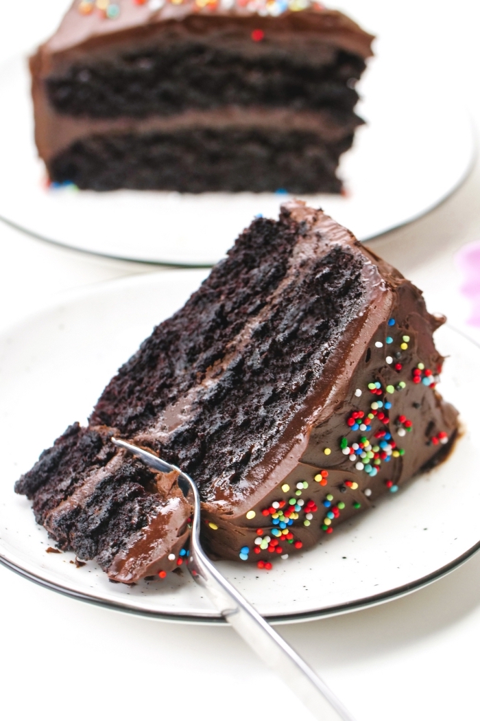 morceau de gâteau fait maison au chocolat noir, idée recette gateau sans oeuf, exemple dessert sans oeufs au chocolat