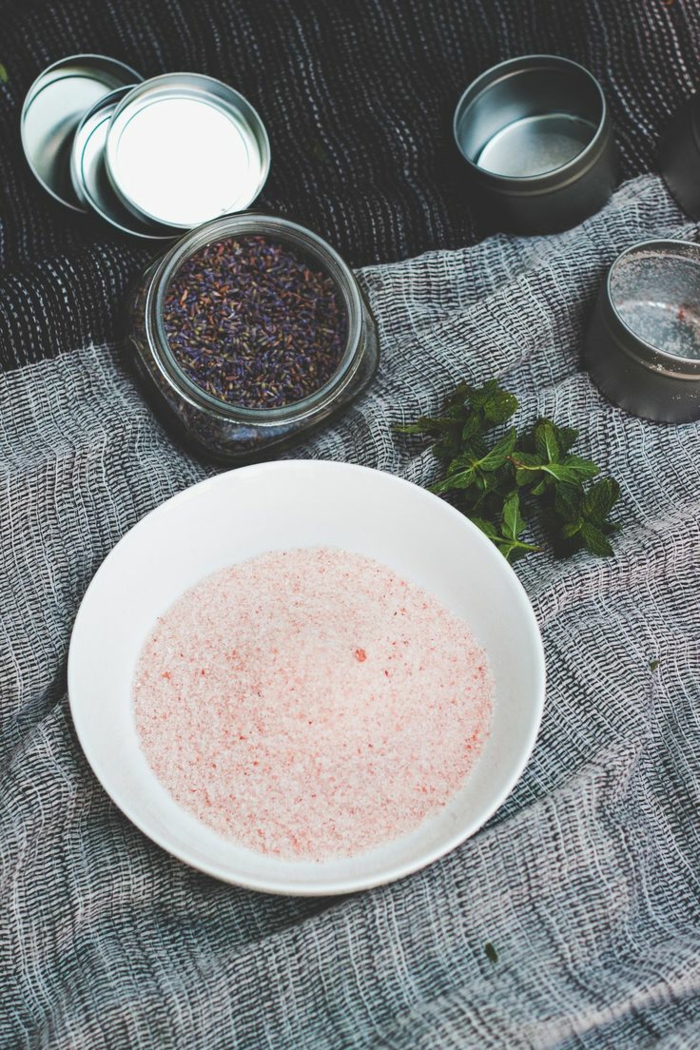 gommage naturel au sel rose et à la menthe pour une peau jeune et fraîche