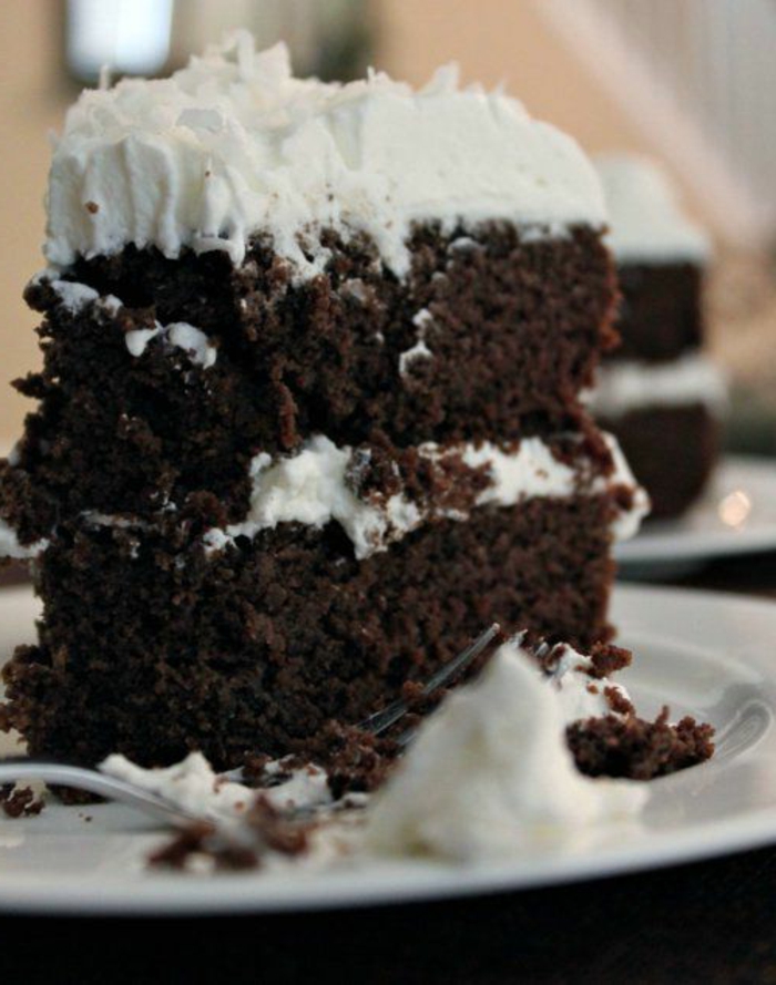 gâteau sans oeufs noir à la crème blanche, un dessert de deux étages