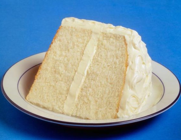 gâteau sans oeufs, gâteau blanc servi dans une assiette blanche 