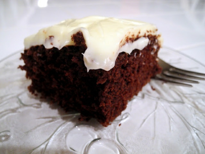gâteau sans oeufs, brownie glacé de crème blanche, dessert tentant et sain 