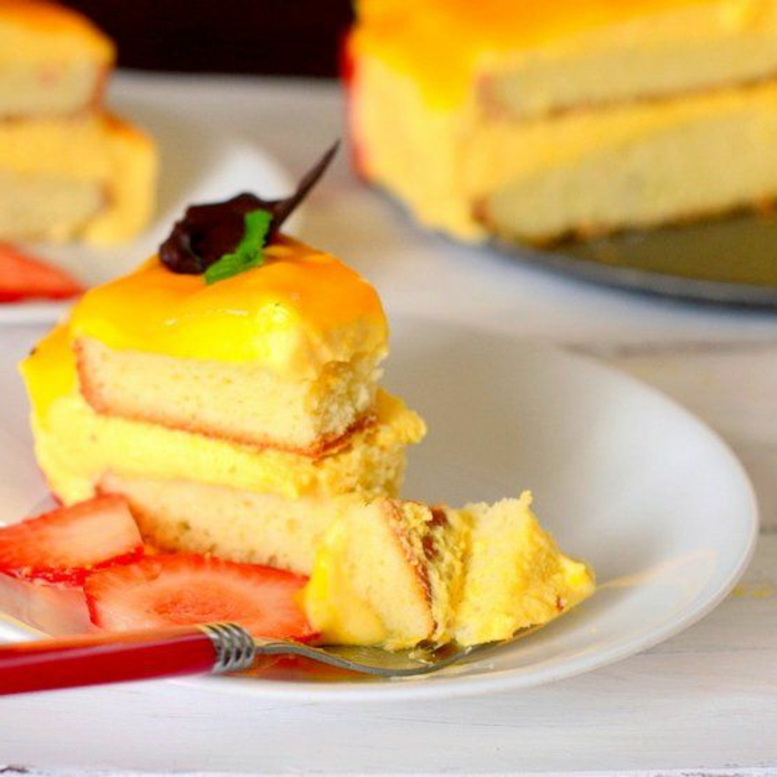 gâteau sans oeufs savoureux à la mangue garni de fraises 