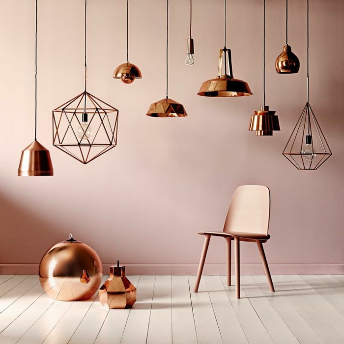 idée home staging, murs en rose pastel, lampes en cuivre, chaise peinte en nuance cuivre, parquet en bois blanc