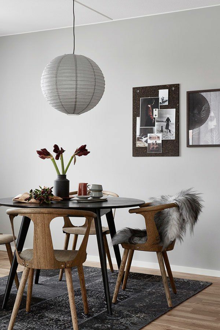 idée home staging, table ronde en noir, housse chaise en faux fur, vase noire, murs en ivoire