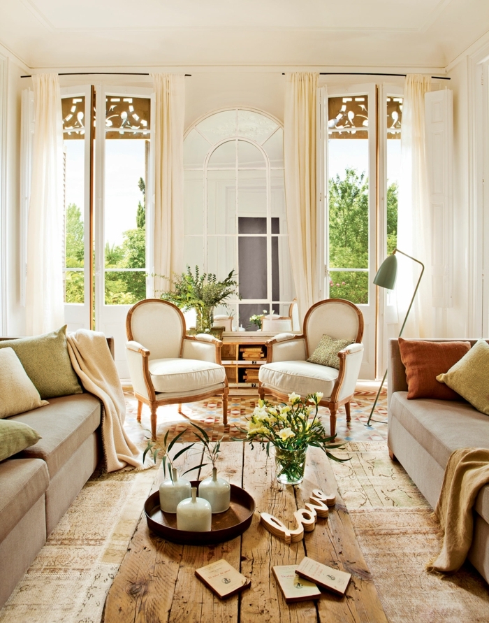 home staging, murs blancs, rideaux beige pastel, table basse en bois, fauteuil vintage en cuir blanc et pieds en bois