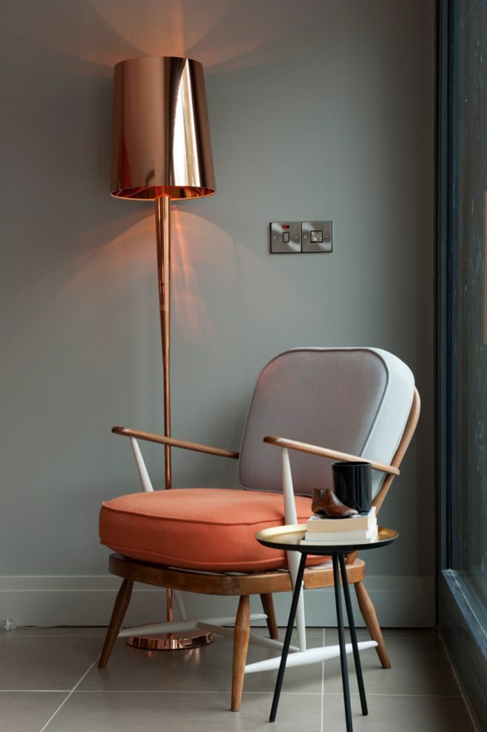 idée home staging, modernisation du salon, fauteuil en gris et orange, lampe en imitation cuivre
