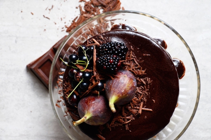 recette gateau sans oeuf, faire un dessert au chocolat sans oeuf, idée dessert chocolat noir et fruits frais