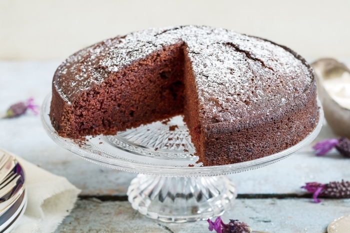 faire un gâteau au chocolat sans produits laitiers et sans oeufs, recette végétalien facile et rapide sucrée, gâteau moelleux chocolat