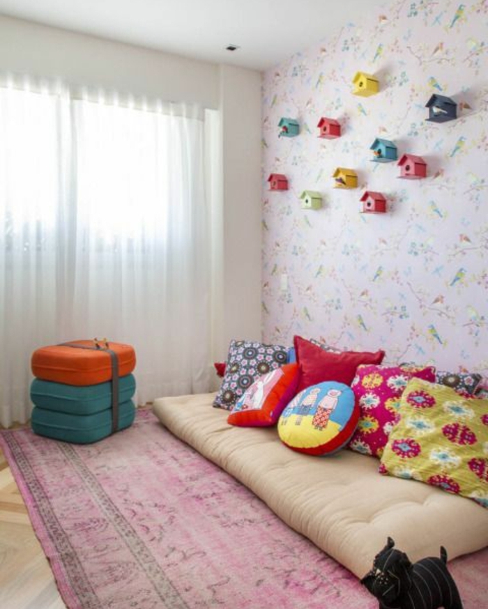 idée comment aménager une chambre enfant selon la pédagogie montessori, tapis rouge usé, matelas à même le sol, coussins multicolores, papier peint, motifs floraux, mangeoire dec murale