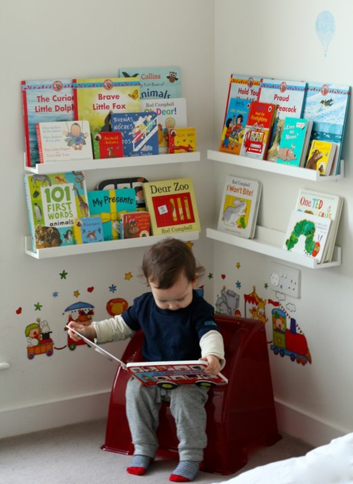 comment aménager un coin lecture dans une chambre montessori, etageres livres enfant, chaise, deco stickers muraux, mur couleur blanche