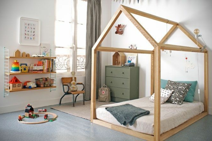 idée comment aménager une chambre montessori, tapis gris, lit maisonnette enfant, mur couleur blanche, etageres jouets, commode verte, chaise en bois et métal