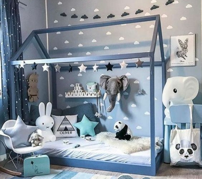méthode montessori chambre bébé en gris, deco nuages, lit maisonnette gris, matelas blanc, jouets, chaise à bascule scandinave, jouet panda, éléphants, lapin, coussins