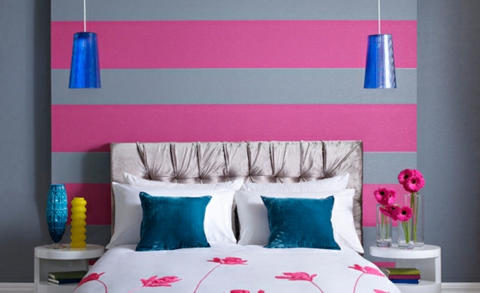 chambre rose et gris, couleur mur gris à rayures rose, tete de lit grise, parure de lit blanche à fleurs rose, coussins et suspensions bleues