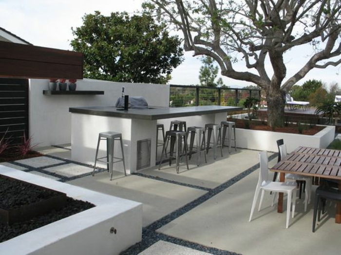 terrasse moderne et spacieuse équipée d'un bar élégant et et d'une cuisine d'été 