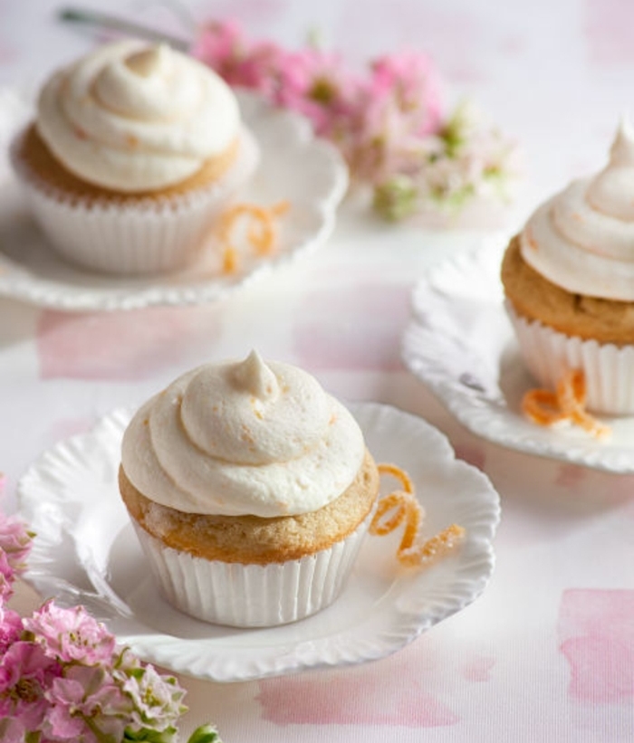 idée de cupcakes avec topping de crème à l orange, idée de recette de paques, repas de paques 