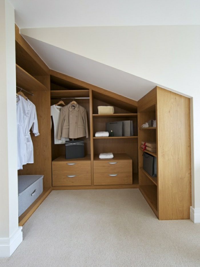 idée de meuble sous pente, penderie, tiroirs, étagères, idée comment ranger ses vêtements et accessoires