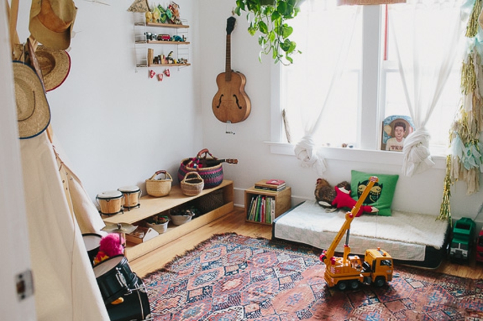 idée comment aménager une chambre montessori, tapis oriental, matelas à même le sol, mur couleur blanche, guitare, rangement bas en bois