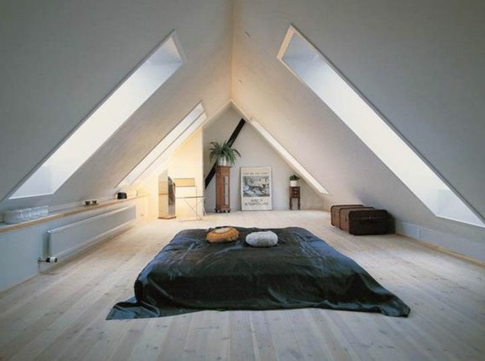 mur couleur blanc, matelas à m6eme le plancher, parquet clair, couverture de lit noire, coussins, grandes fenetres de toit, affiche déco murale