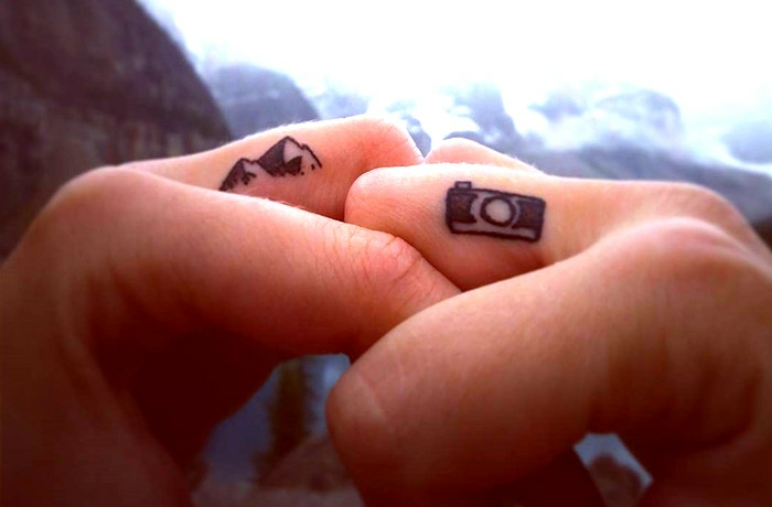 un tatouage sur les doigts qui inspire l'évasion, tatouage minimaliste et inspirant