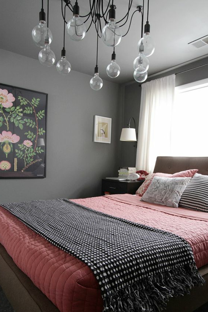 peinture mur couleur grise, suspension design, parire de lit rose saumon, deco murale motifs floraux, chambre rose et gris
