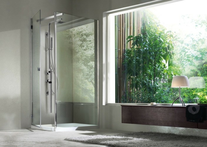 salle de bain zen, tapis gris, cabine de douche avec colonne de douche design, parois en verre, design simple