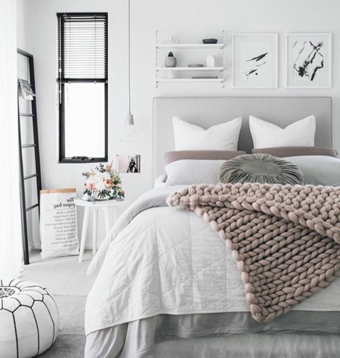 plaid rose, lit gris, parure de lit blanche et grise, couleur peinture blanche, étagère murale, tapis gris, chambre rose et gris