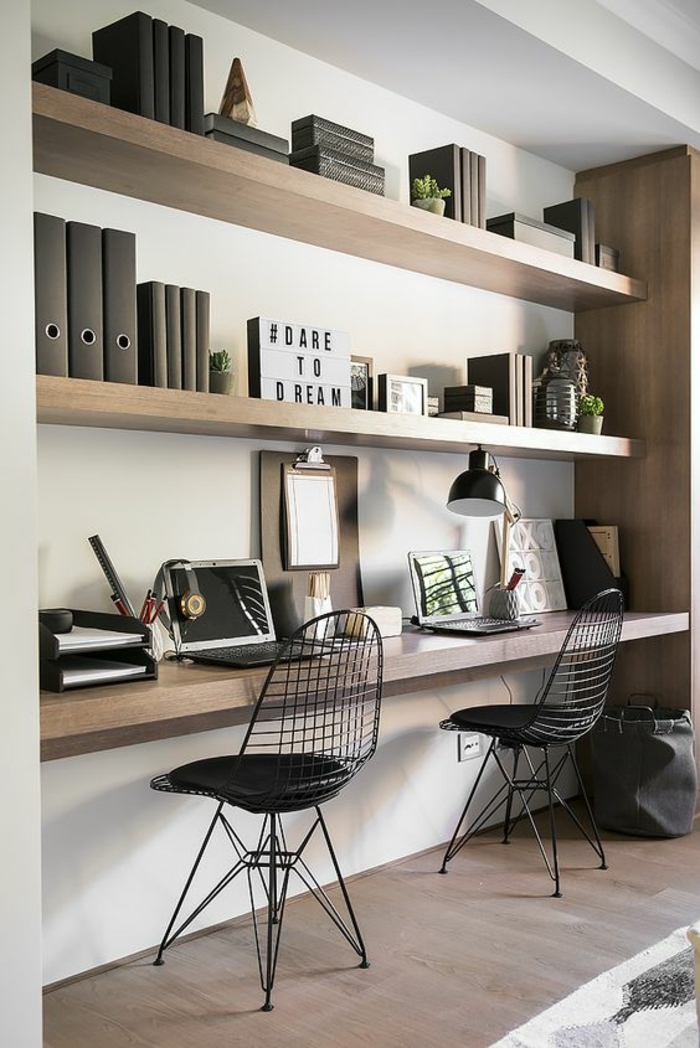 intérieur minimaliste, office à la maison, bureau suspendu, étagères en bois 