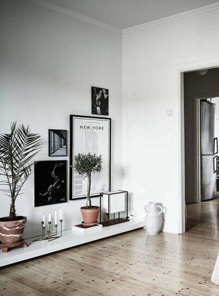 intérieur minimaliste, décoration sur une plateforme blanche, sol en bois