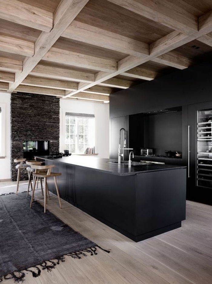 intérieur minimaliste, îlot de cuisine noir, chaises de bois, plafond en bois 