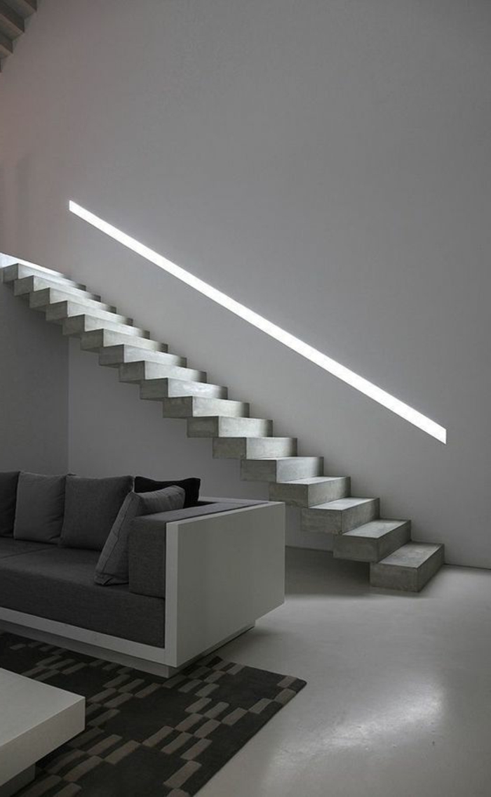 intérieur minimaliste, escalier droit sans parois, sofa blanc avec coussins gris 