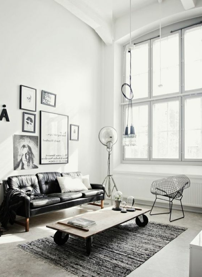 intérieur minimaliste, canapé en cuir, table sur roulettes, grande fenêtre 